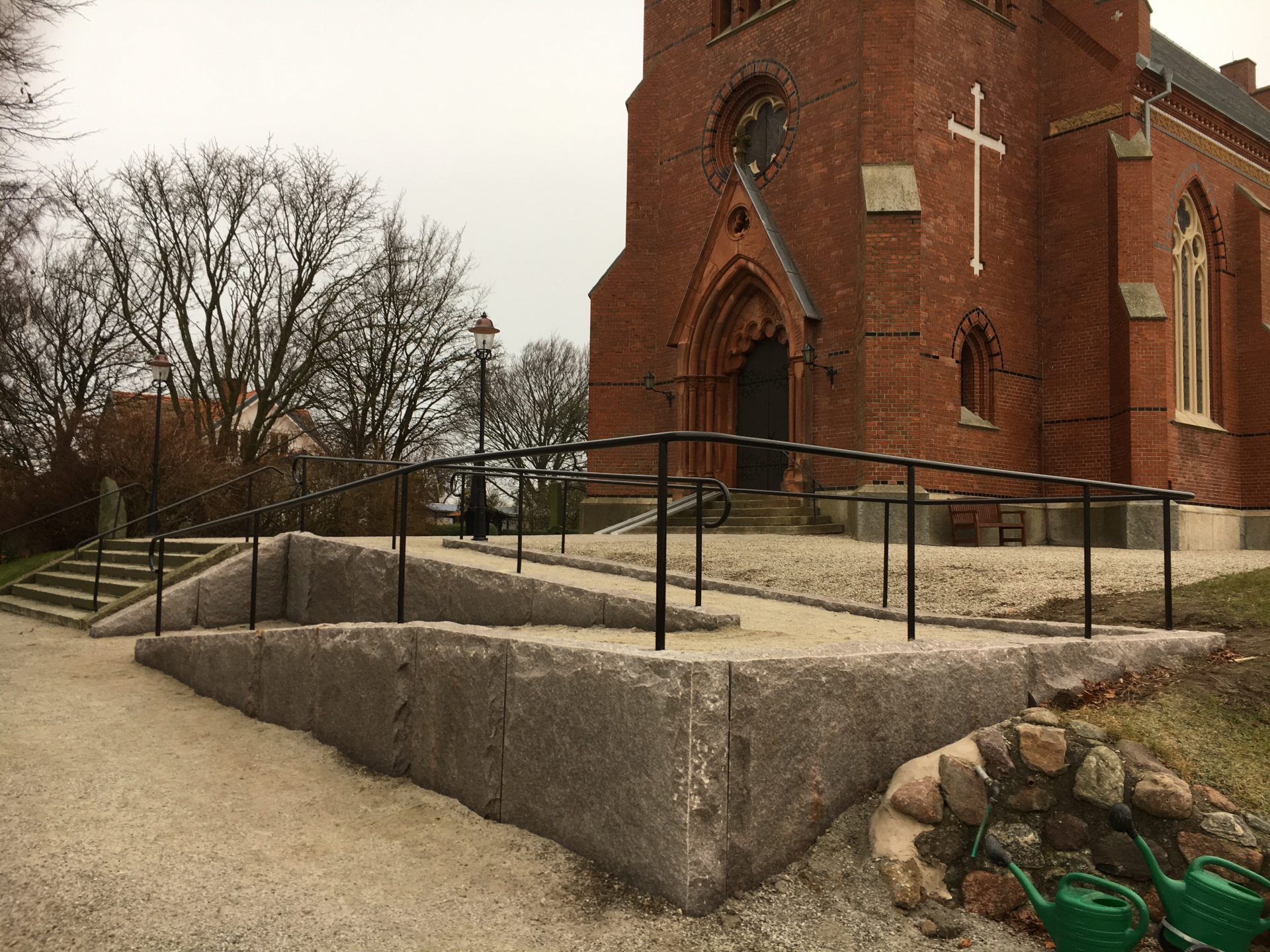 Bjärlöv granit hällar Fuglie kyrka ramp handikappanpassning räcke smide
